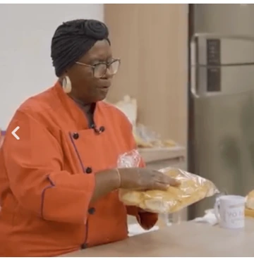 Vó Tutu preparando pães para doação