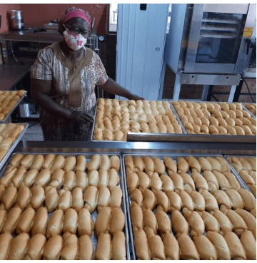 Produção de muitos pães para famílias atendidas