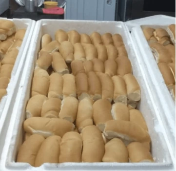 Bandejas de pães prontas para distribuição