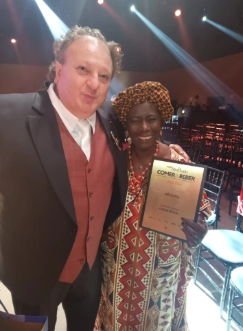 Vó Tutu com o troféu ao lado de Erick Jacquin