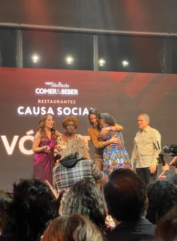 Vó Tutu recebendo o prêmio Causa Social no palco