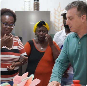 Luciano Huck visitando a casa da Vó Tutu