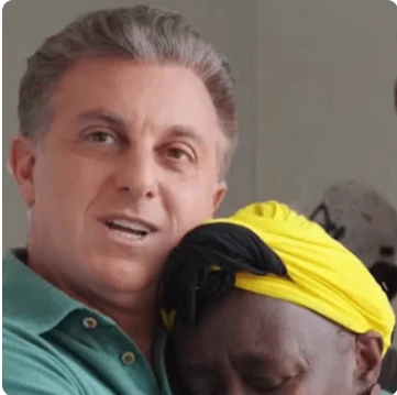 Luciano Huck abraçando a Vó Tutu